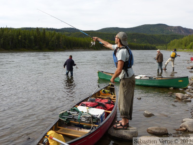 A la pêche sur la Teslin River, Yukon, Canada