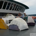 D'autres tentes à l'avant du ferry