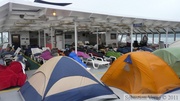 Les chaises longues et les tentes sur le ferry