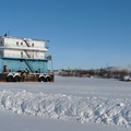Ice Road au milieu du port fluvial d'Inuvik (fleuve MacKenzie) _180