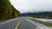 Haines highway, Chilkat River, environs de Haines, Alaska